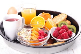 Snídejte do dvou hodin od probuzení, vaše srdce vám za to poděkuje